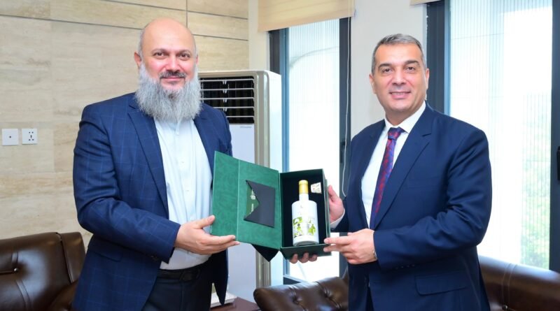 Outgoing Azerbaijani envoy, commerce minister reaffirm economic ties